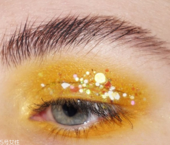 圣誕亮片妝怎么畫 圣誕眼妝怎么畫 圣誕亮片妝怎么畫 圣誕眼妝怎么畫