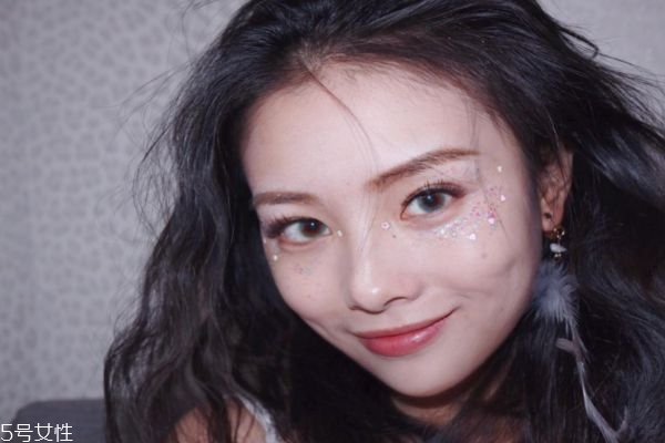 圣誕亮片妝怎么畫 圣誕眼妝怎么畫 圣誕亮片妝怎么畫 圣誕眼妝怎么畫