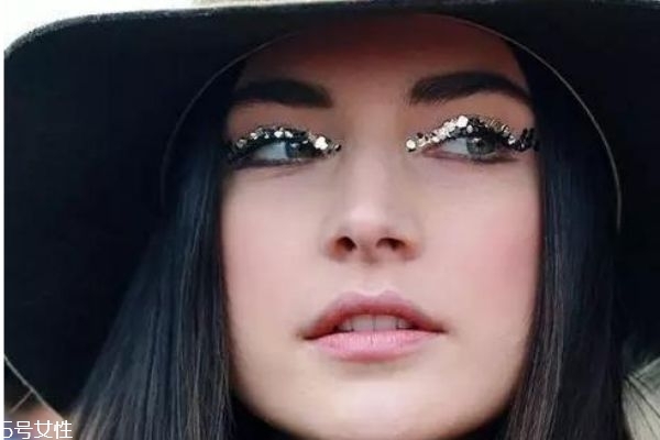 亮片妝怎么畫才好看 亮片妝教程 亮片妝怎么畫才好看 亮片妝教程