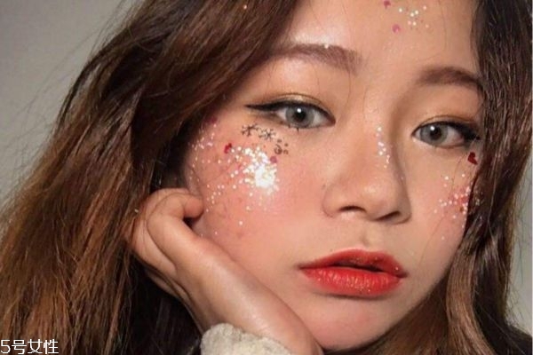 亮片妝怎么畫才好看 亮片妝教程 亮片妝怎么畫才好看 亮片妝教程