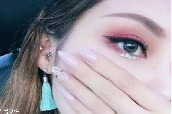 亮片妝怎么畫才好看 亮片妝教程 亮片妝怎么畫才好看 亮片妝教程