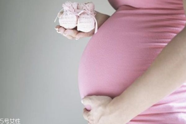 孕婦腿部水腫怎么回事 有兩種可能性 孕婦腿部水腫怎么回事 有兩種可能性