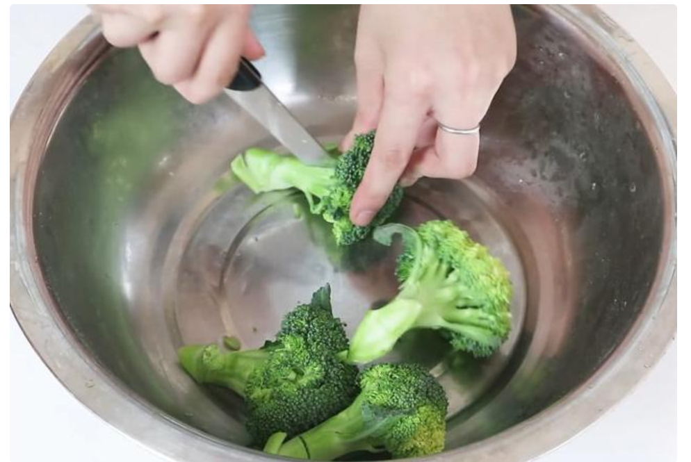 西蘭花里的蟲(chóng)子怎么辦 一招清洗蟲(chóng)卵全出來(lái) 西蘭花里的蟲(chóng)子怎么辦 一招清洗蟲(chóng)卵全出來(lái)