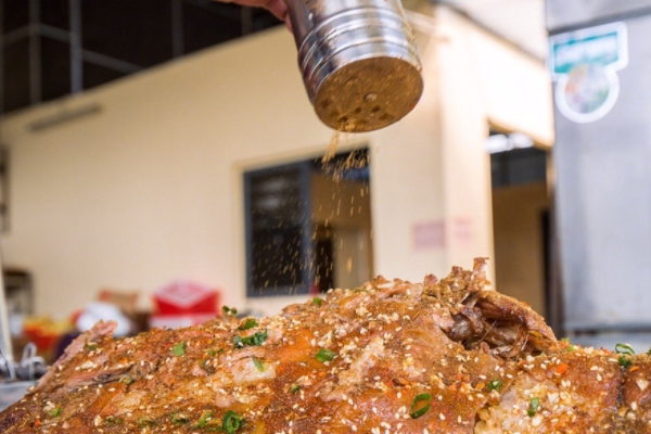 烤全羊是哪個(gè)民族的 來(lái)自內(nèi)蒙古 烤全羊是哪個(gè)民族的 來(lái)自內(nèi)蒙古