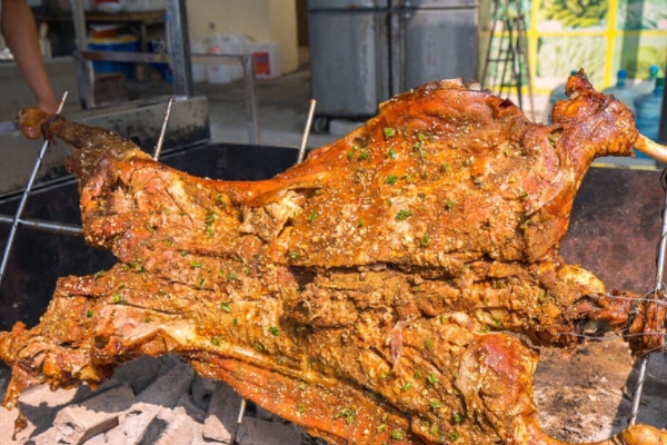 烤全羊是哪個(gè)民族的 來(lái)自內(nèi)蒙古 烤全羊是哪個(gè)民族的 來(lái)自內(nèi)蒙古