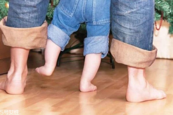 寶寶幾歲會走 不要牽著寶寶走路 寶寶幾歲會走 不要牽著寶寶走路