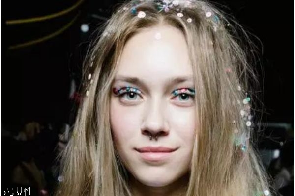 亮片妝怎么畫才好看 亮片妝教程 亮片妝怎么畫才好看 亮片妝教程