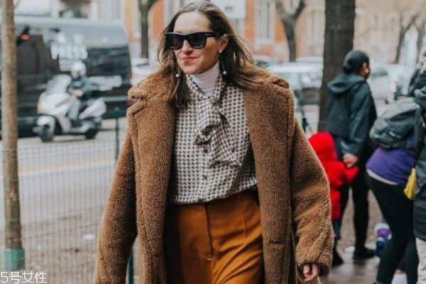 羊羔毛皮草是什么 羊羔毛皮草和羊剪絨皮草 羊羔毛皮草是什么 羊羔毛皮草和羊剪絨皮草