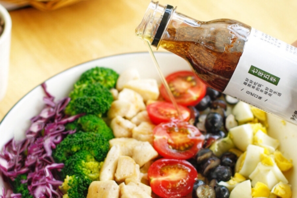 沙拉里面紫色的菜是什么 紫色的包菜 沙拉里面紫色的菜是什么 紫色的包菜