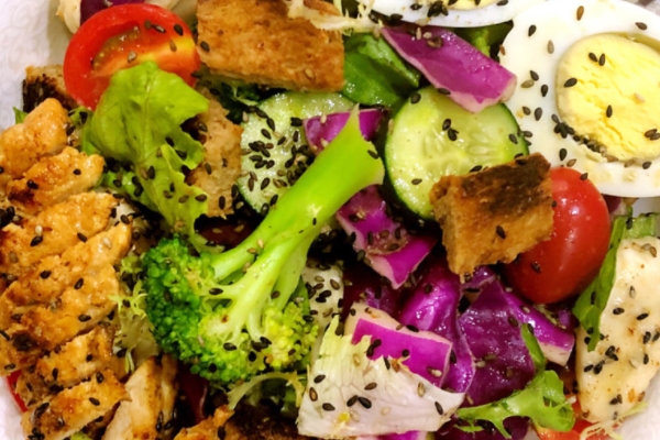 沙拉里面紫色的菜是什么 紫色的包菜 沙拉里面紫色的菜是什么 紫色的包菜