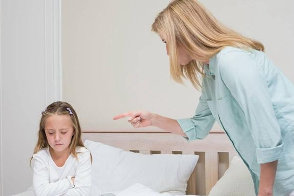 在孩子面前不要做的事 3件事一定要忍住 在孩子面前不要做的事 3件事一定要忍住