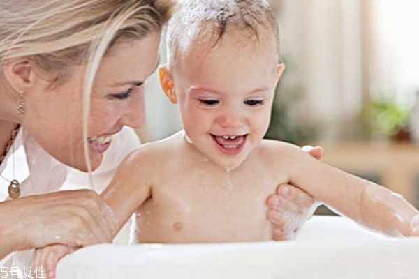 寶寶不愿意洗澡怎么辦 寶寶不喜歡洗頭怎么辦 寶寶不愿意洗澡怎么辦 寶寶不喜歡洗頭怎么辦