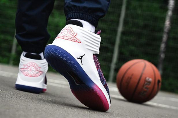 aj32美版和中國(guó)版本的區(qū)別 鞋底最明顯 aj32美版和中國(guó)版本的區(qū)別 鞋底最明顯