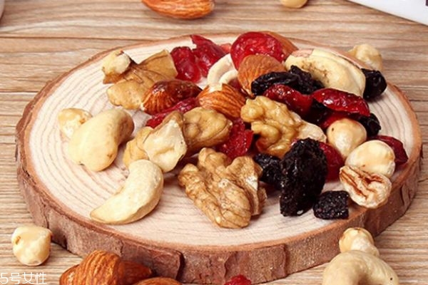 吃每日?qǐng)?jiān)果有什么好處 堅(jiān)果吃多少比較好 吃每日?qǐng)?jiān)果有什么好處 堅(jiān)果吃多少比較好