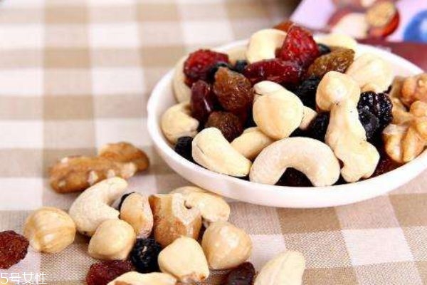 吃每日?qǐng)?jiān)果有什么好處 堅(jiān)果吃多少比較好 吃每日?qǐng)?jiān)果有什么好處 堅(jiān)果吃多少比較好