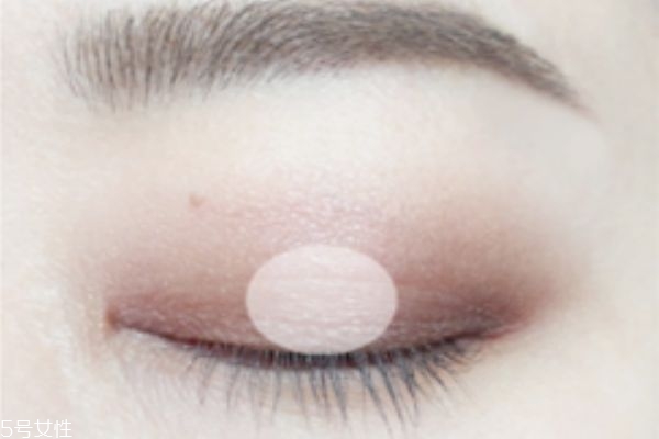 梅子色眼影怎么畫 梅子色眼影畫法 梅子色眼影怎么畫 梅子色眼影畫法