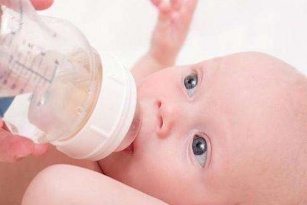 奶粉是先放水還是先放奶粉 這個(gè)步驟才正確 奶粉是先放水還是先放奶粉 這個(gè)步驟才正確