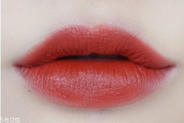 怎么用唇刷涂口紅 涂口紅的方法 怎么用唇刷涂口紅 涂口紅的方法