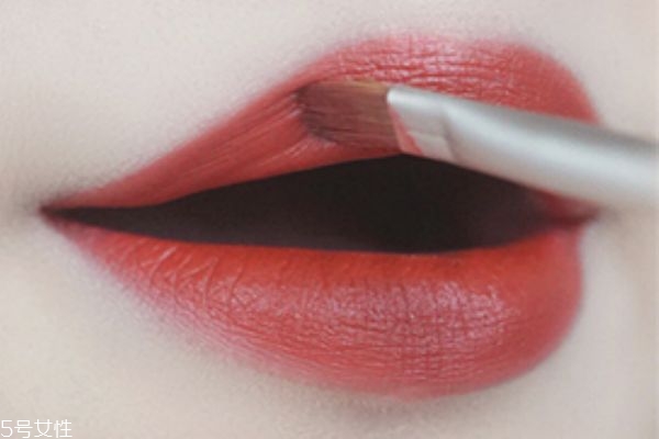 怎么用唇刷涂口紅 涂口紅的方法 怎么用唇刷涂口紅 涂口紅的方法