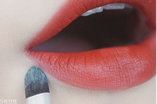 怎么用唇刷涂口紅 涂口紅的方法 怎么用唇刷涂口紅 涂口紅的方法
