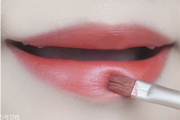 怎么用唇刷涂口紅 涂口紅的方法 怎么用唇刷涂口紅 涂口紅的方法