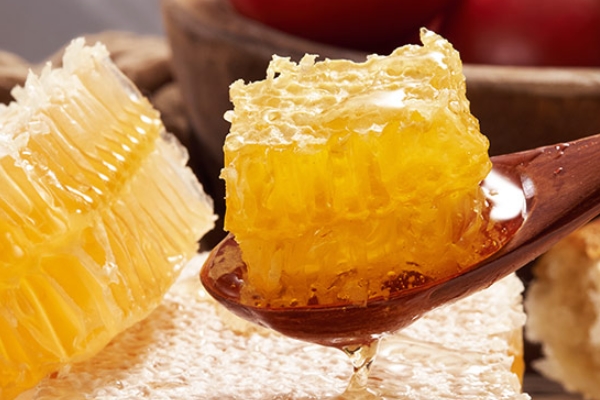 來(lái)月經(jīng)喝洋槐蜜可以嗎 適量喝有好處 來(lái)月經(jīng)喝洋槐蜜可以嗎 適量喝有好處