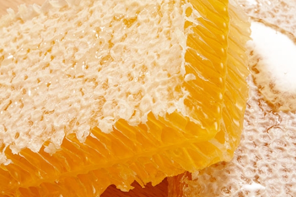 來(lái)月經(jīng)喝洋槐蜜可以嗎 適量喝有好處 來(lái)月經(jīng)喝洋槐蜜可以嗎 適量喝有好處