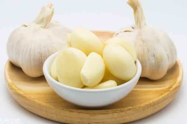 大蒜綠了還能吃嗎 大蒜怎么保存 大蒜綠了還能吃嗎 大蒜怎么保存