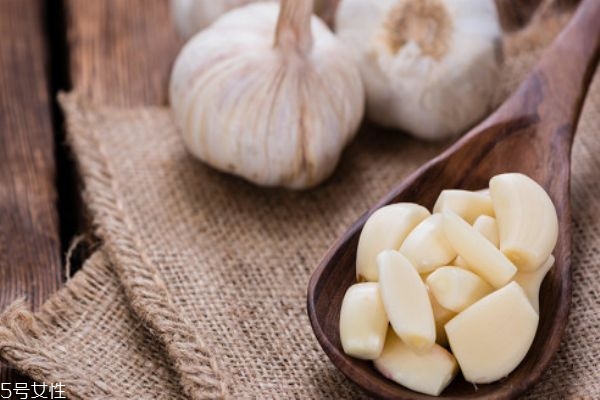 大蒜綠了還能吃嗎 大蒜怎么保存 大蒜綠了還能吃嗎 大蒜怎么保存