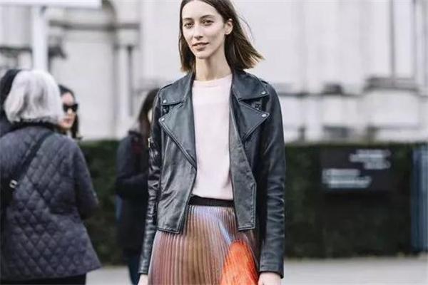 打底衫里面需要穿秋衣嗎 可以貼身穿 打底衫里面需要穿秋衣嗎 可以貼身穿