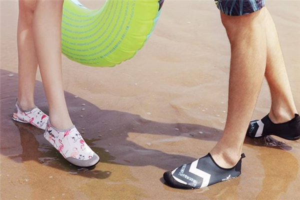 沙灘鞋怎么選 鞋底和外形都很重要 沙灘鞋怎么選 鞋底和外形都很重要
