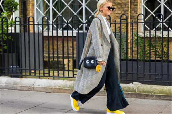 冬天背什么顏色的包包 搭對(duì)才是真時(shí)髦 冬天背什么顏色的包包 搭對(duì)才是真時(shí)髦