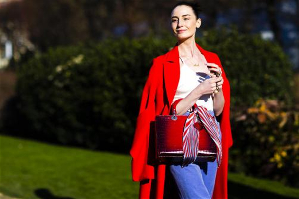 冬天背什么顏色的包包 搭對(duì)才是真時(shí)髦 冬天背什么顏色的包包 搭對(duì)才是真時(shí)髦