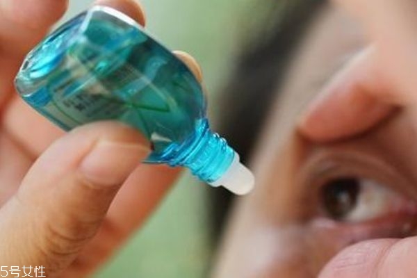 戴隱形眼鏡可以滴眼藥水嗎 可以使用專業(yè)隱形眼鏡潤眼液 戴隱形眼鏡可以滴眼藥水嗎 可以使用專業(yè)隱形眼鏡潤眼液