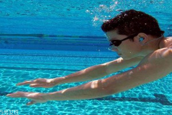 隱形眼鏡游泳可以戴嗎 最好不要佩戴 隱形眼鏡游泳可以戴嗎 最好不要佩戴