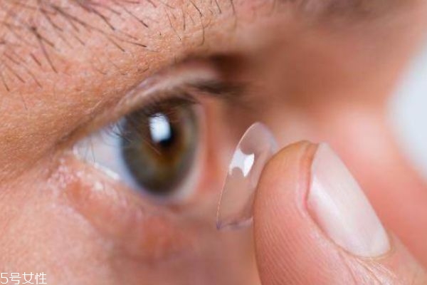 隱形眼鏡睡覺可以戴嗎 睡覺千萬不能戴 隱形眼鏡睡覺可以戴嗎 睡覺千萬不能戴