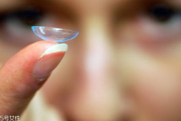 隱形眼鏡睡覺可以戴嗎 睡覺千萬不能戴 隱形眼鏡睡覺可以戴嗎 睡覺千萬不能戴
