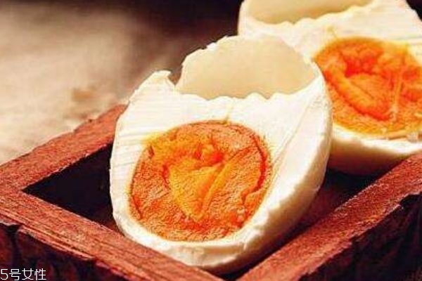 孕婦能吃咸鴨蛋嗎 咸鴨蛋吃了會(huì)致癌嗎 孕婦能吃咸鴨蛋嗎 咸鴨蛋吃了會(huì)致癌嗎