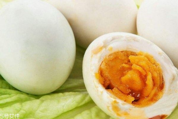 孕婦能吃咸鴨蛋嗎 咸鴨蛋吃了會(huì)致癌嗎 孕婦能吃咸鴨蛋嗎 咸鴨蛋吃了會(huì)致癌嗎