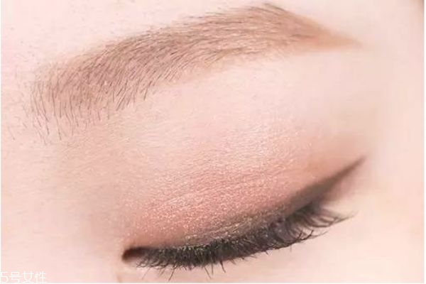 咖色系眼妝怎么畫 咖啡色細(xì)閃眼影怎么畫 咖色系眼妝怎么畫 咖啡色細(xì)閃眼影怎么畫