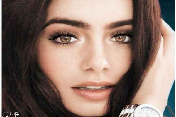 咖色系眼妝怎么畫 咖啡色細(xì)閃眼影怎么畫 咖色系眼妝怎么畫 咖啡色細(xì)閃眼影怎么畫