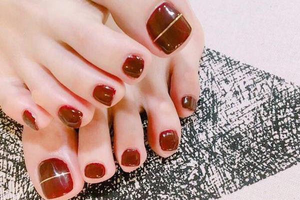 2019酒紅色腳甲美甲圖片 簡(jiǎn)單酒紅色腳甲美甲圖 2019酒紅色腳甲美甲圖片 簡(jiǎn)單酒紅色腳甲美甲圖