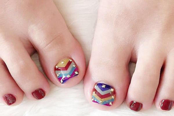 2019酒紅色腳甲美甲圖片 簡(jiǎn)單酒紅色腳甲美甲圖 2019酒紅色腳甲美甲圖片 簡(jiǎn)單酒紅色腳甲美甲圖