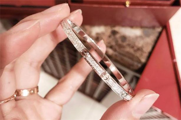 卡地亞滿天星手鐲價(jià)格 將漫天星辰戴在手上 卡地亞滿天星手鐲價(jià)格 將漫天星辰戴在手上