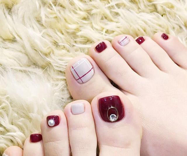 2019酒紅色腳甲美甲圖片 簡(jiǎn)單酒紅色腳甲美甲圖 2019酒紅色腳甲美甲圖片 簡(jiǎn)單酒紅色腳甲美甲圖