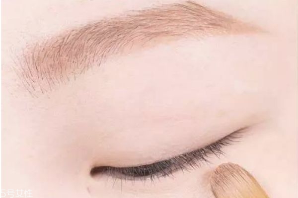 咖色系眼妝怎么畫 咖啡色細(xì)閃眼影怎么畫 咖色系眼妝怎么畫 咖啡色細(xì)閃眼影怎么畫