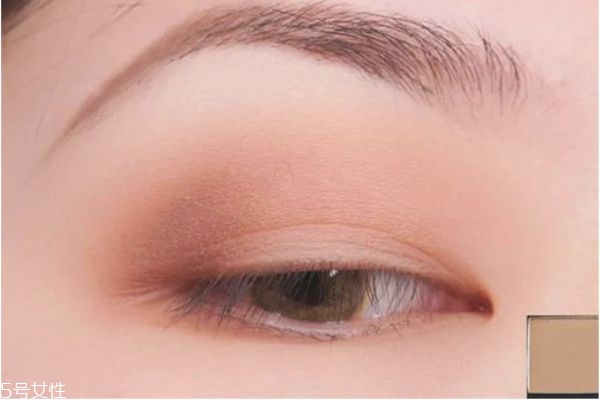 咖色系眼妝怎么畫 咖啡色細(xì)閃眼影怎么畫 咖色系眼妝怎么畫 咖啡色細(xì)閃眼影怎么畫