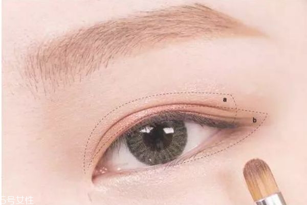 咖色系眼妝怎么畫 咖啡色細(xì)閃眼影怎么畫 咖色系眼妝怎么畫 咖啡色細(xì)閃眼影怎么畫