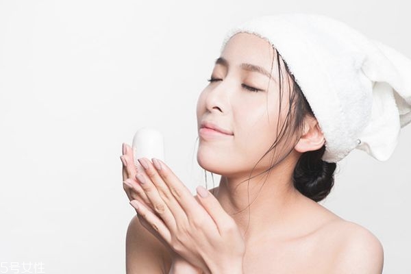 臉上長膿痘能擠嗎 痘痘有膿可以擠掉嗎 臉上長膿痘能擠嗎 痘痘有膿可以擠掉嗎