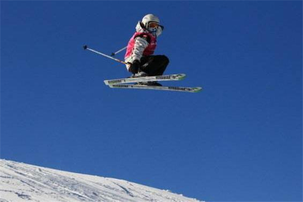 滑雪服是什么面料 防風(fēng)防水都要具備 滑雪服是什么面料 防風(fēng)防水都要具備